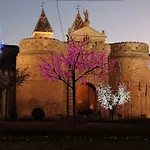 Casa De Bisagra *